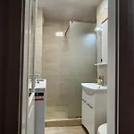 Quiet Flat With Balcony, Free Parking Included アパート