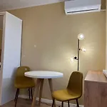 Quiet Flat With Balcony, Free Parking Included アパート *