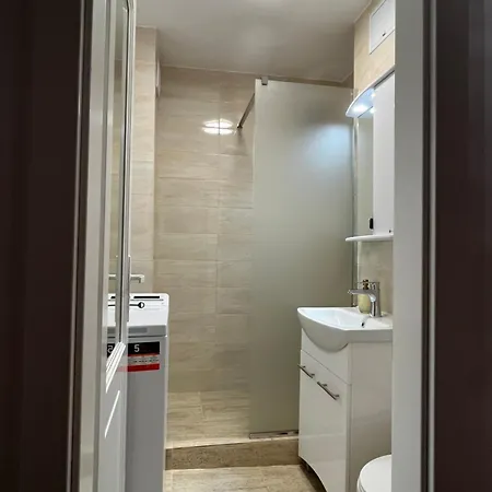 Quiet Flat With Balcony, Free Parking Included Apartament