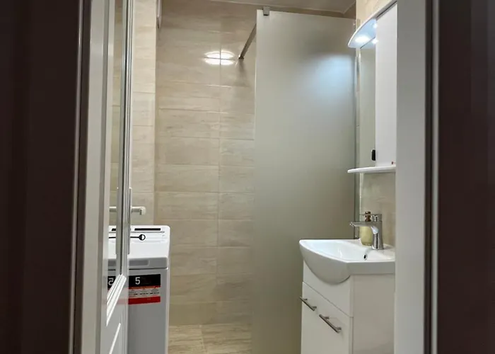 Quiet Flat With Balcony, Free Parking Included Apartament